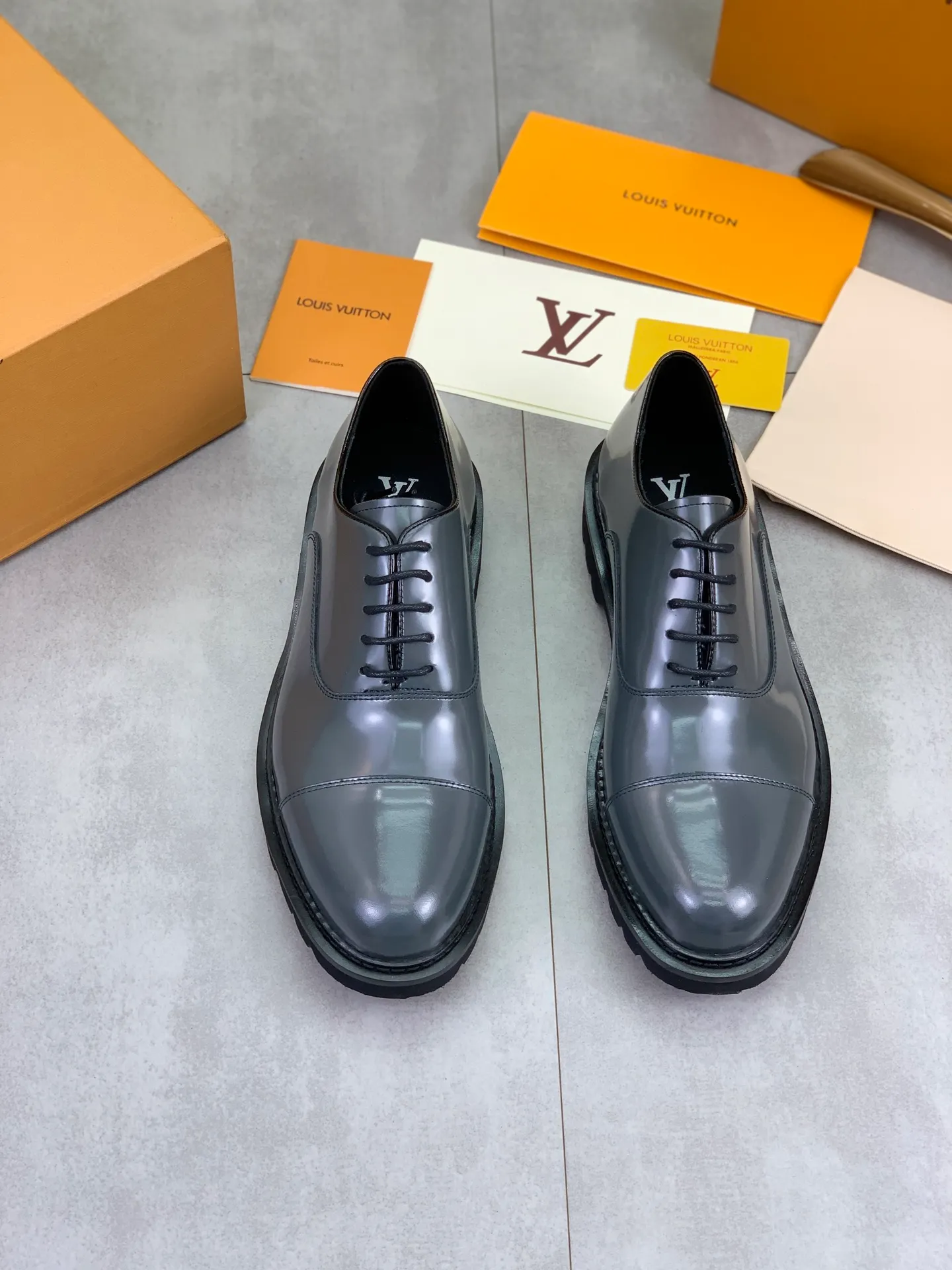 Factory price P820 💎💎💎Top version LOUIS VUITTON [Louis Vuitton] - LV men's business casual leather shoes, luxurious and noble 👞All imported original cowhide, just to create a more comfortable wearing experience, upper: original high-end calfskin➕Imported soft cowhide lining, original lightweight foam outsole✔️Color: 3️⃣colors available Size: 39-44 (38.45 46 can be customized (non-returnable)